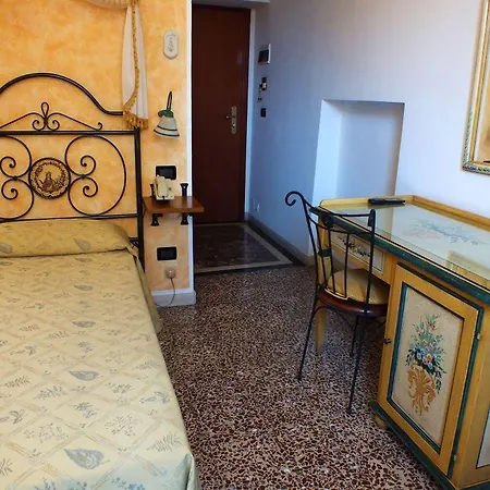 Victoria Hotel 3*