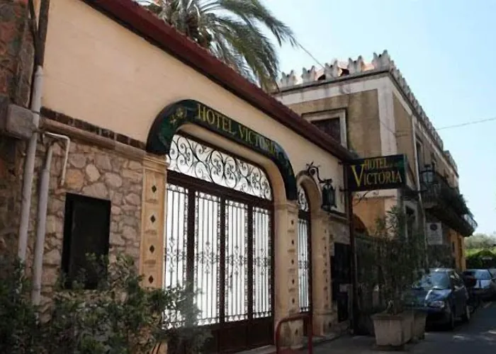 Victoria Hotel 3*